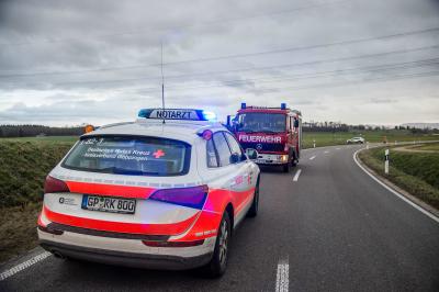 Ebersbach-Rosswaelden: Pkw kommt durch Sturmboee von der Strasse ab und landet im Graben